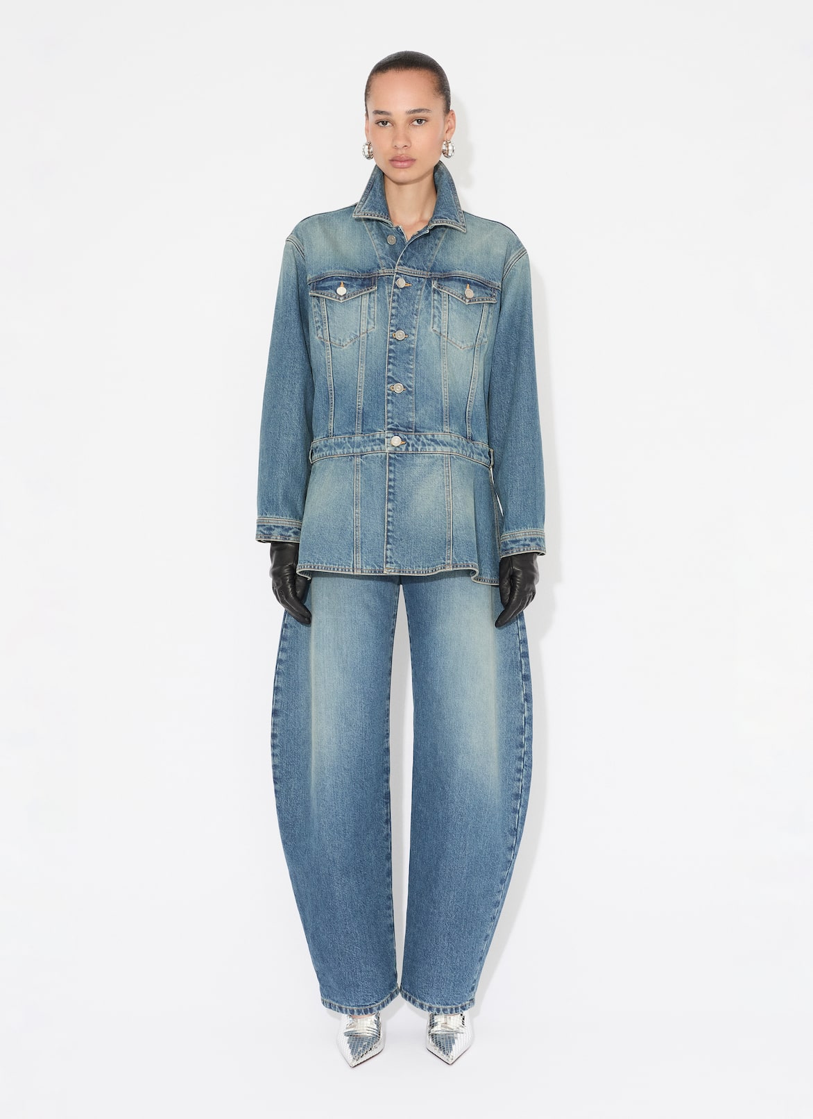 BARREL-LEG JEANS IN FADED DENIM ALAÏA BLEU VINTAGE BARREL-LEG JEANS IN FADED DENIM